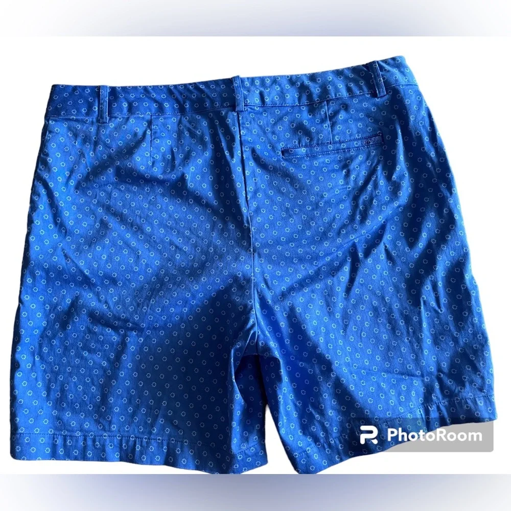Izod women’s size 10 shorts.  Blue patterned.